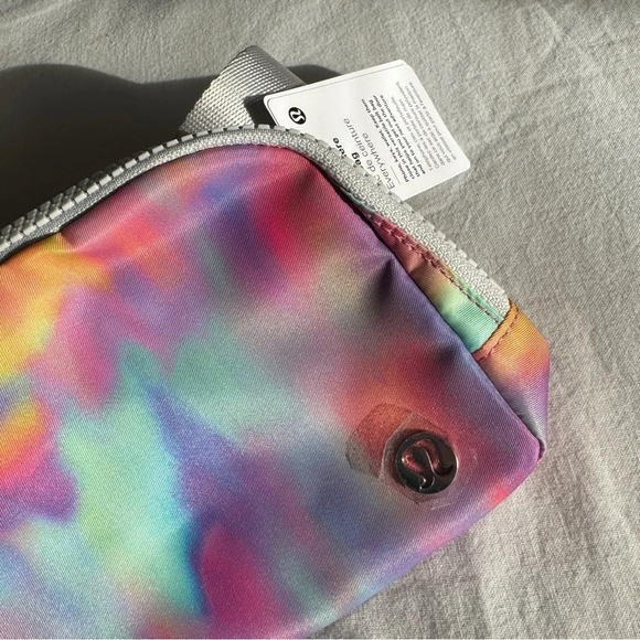 🆕 LAST ONE Lululemon Everywhere Belt Bag Prism Wash Multi Vapor - Picture 3 of 7